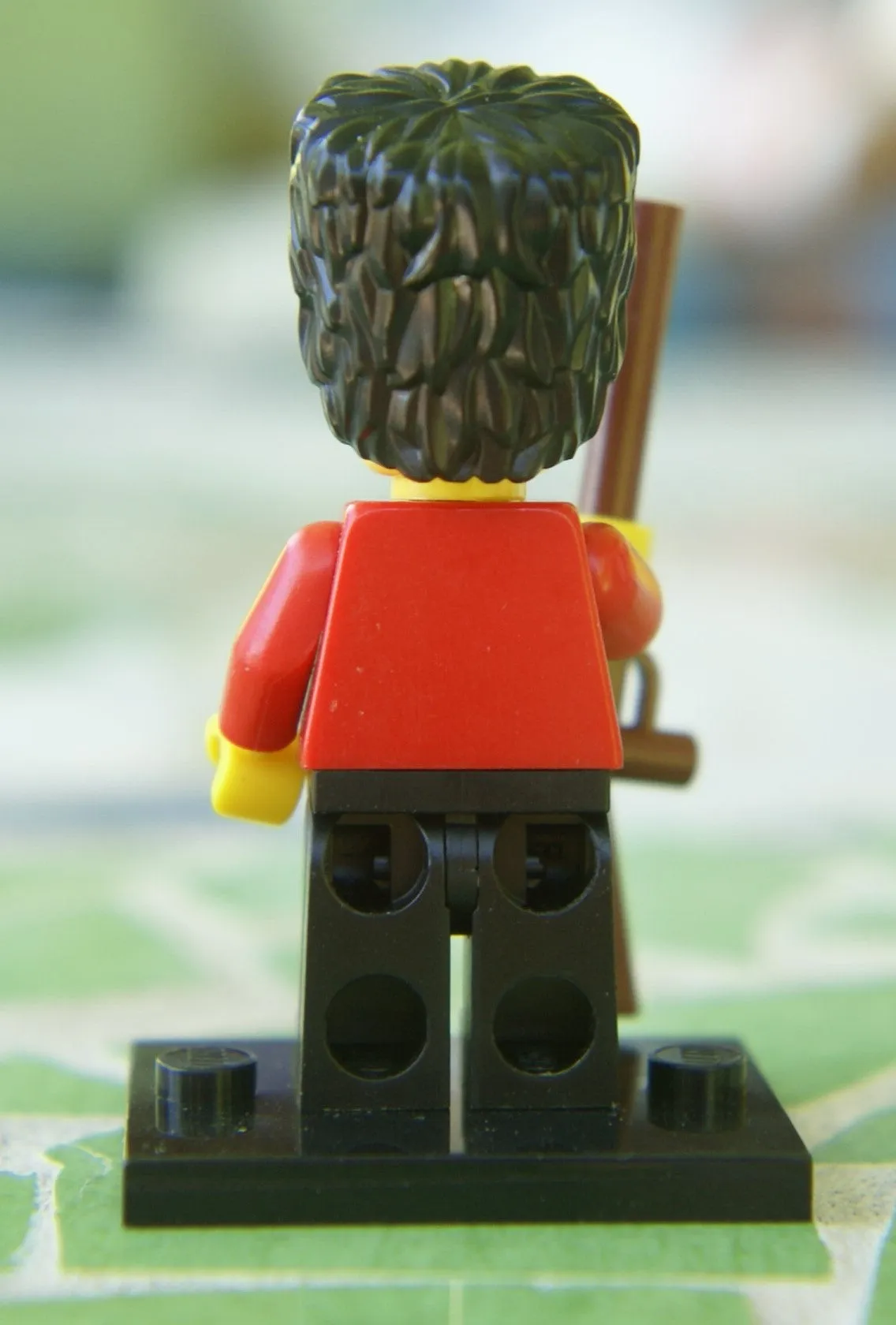 BRAND NEW, HARD TO FIND RARE RETIRED LEGO MINIFIGURE: ROYAL GUARD FROM BUCKINGHAM PALACE WITH TALL HEADDRESS, MUSKET GUN & BLACK BASE (Serie 5) 8805-10, YEAR 2011, 6 PIECES.