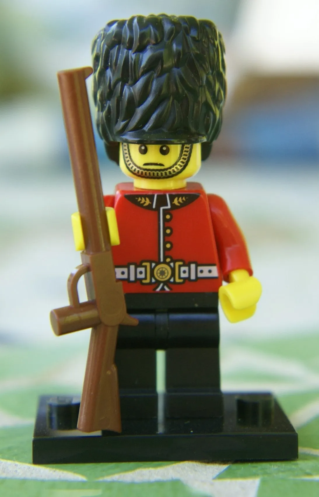 BRAND NEW, HARD TO FIND RARE RETIRED LEGO MINIFIGURE: ROYAL GUARD FROM BUCKINGHAM PALACE WITH TALL HEADDRESS, MUSKET GUN & BLACK BASE (Serie 5) 8805-10, YEAR 2011, 6 PIECES.