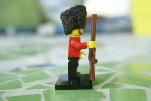 BRAND NEW, HARD TO FIND RARE RETIRED LEGO MINIFIGURE: ROYAL GUARD FROM BUCKINGHAM PALACE WITH TALL HEADDRESS, MUSKET GUN & BLACK BASE (Serie 5) 8805-10, YEAR 2011, 6 PIECES.