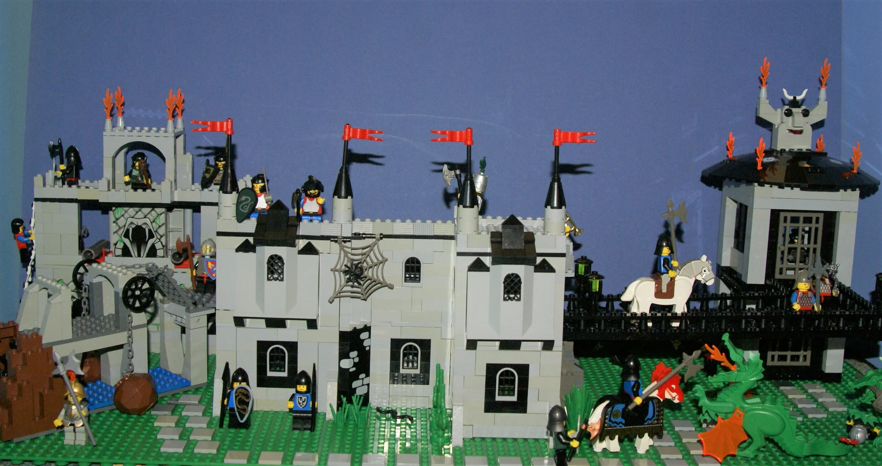 BRAND NEW, HARD TO FIND RARE RETIRED LEGO MINIFIGURE: ROYAL GUARD FROM BUCKINGHAM PALACE WITH TALL HEADDRESS, MUSKET GUN & BLACK BASE (Serie 5) 8805-10, YEAR 2011, 6 PIECES.