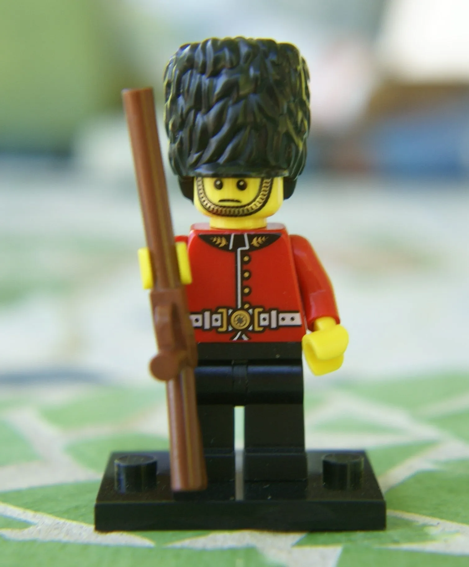 BRAND NEW, HARD TO FIND RARE RETIRED LEGO MINIFIGURE: ROYAL GUARD FROM BUCKINGHAM PALACE WITH TALL HEADDRESS, MUSKET GUN & BLACK BASE (Serie 5) 8805-10, YEAR 2011, 6 PIECES.