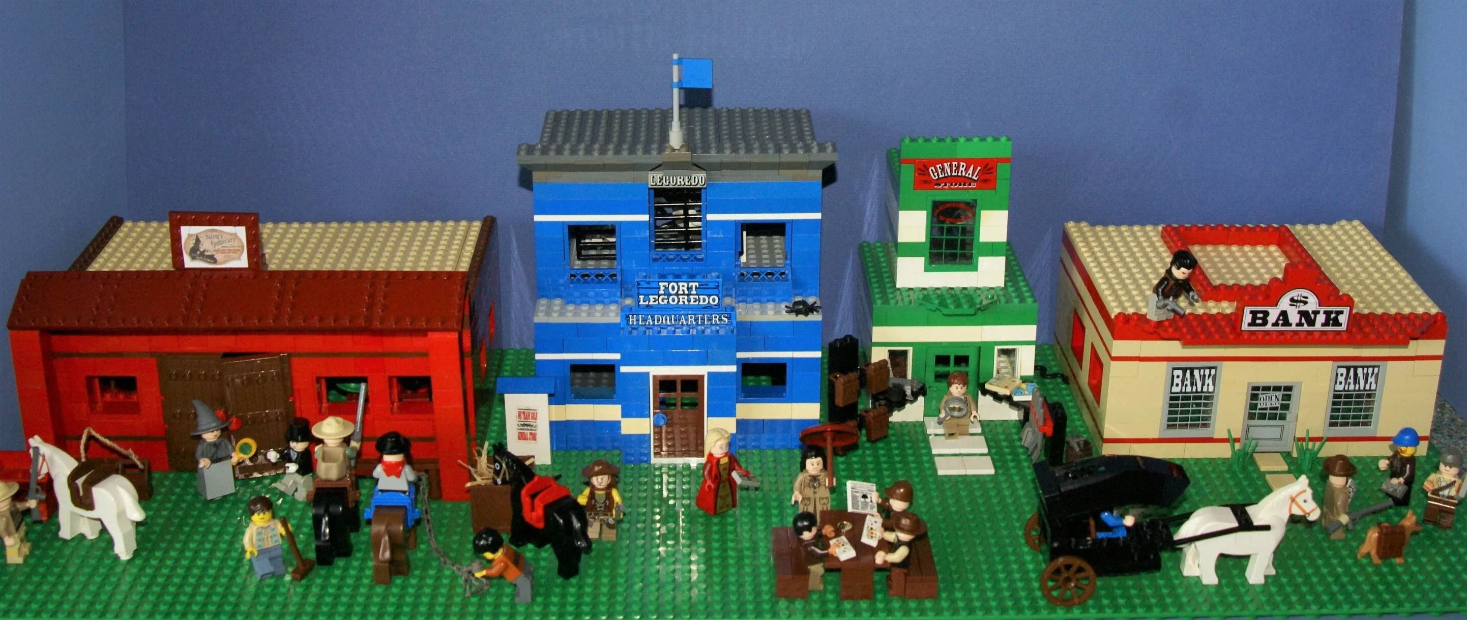 BRAND NEW, HARD TO FIND RARE RETIRED LEGO MINIFIGURE: ROYAL GUARD FROM BUCKINGHAM PALACE WITH TALL HEADDRESS, MUSKET GUN & BLACK BASE (Serie 5) 8805-10, YEAR 2011, 6 PIECES.