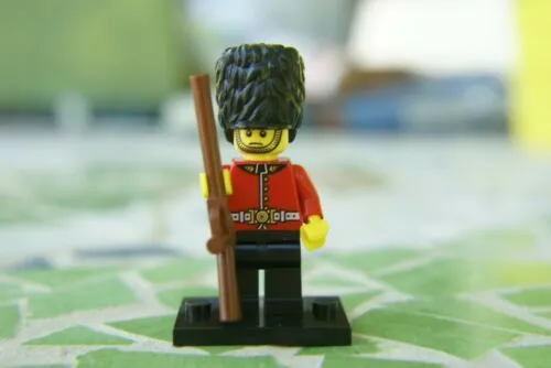 BRAND NEW, HARD TO FIND RARE RETIRED LEGO MINIFIGURE: ROYAL GUARD FROM BUCKINGHAM PALACE WITH TALL HEADDRESS, MUSKET GUN & BLACK BASE (Serie 5) 8805-10, YEAR 2011, 6 PIECES.