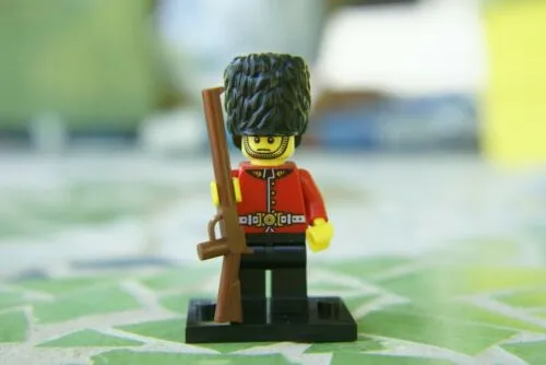 BRAND NEW, HARD TO FIND RARE RETIRED LEGO MINIFIGURE: ROYAL GUARD FROM BUCKINGHAM PALACE WITH TALL HEADDRESS, MUSKET GUN & BLACK BASE (Serie 5) 8805-10, YEAR 2011, 6 PIECES.