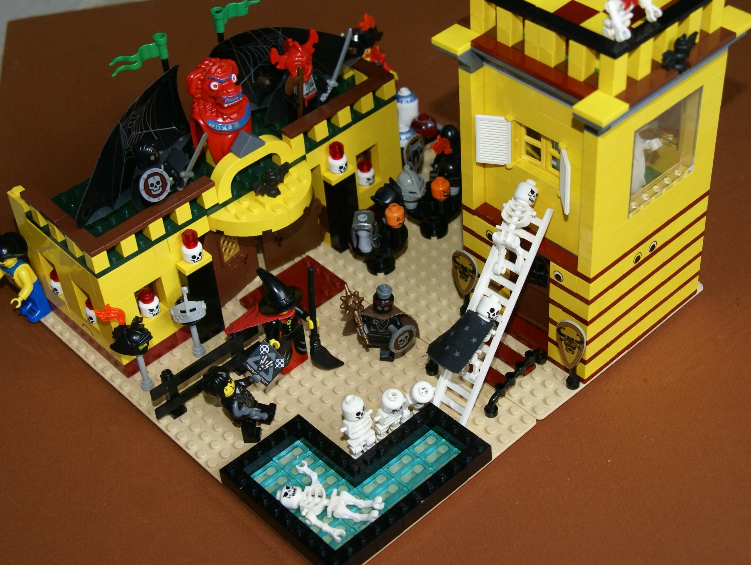 BRAND NEW, HARD TO FIND RARE RETIRED LEGO MINIFIGURE: ROYAL GUARD FROM BUCKINGHAM PALACE WITH TALL HEADDRESS, MUSKET GUN & BLACK BASE (Serie 5) 8805-10, YEAR 2011, 6 PIECES.