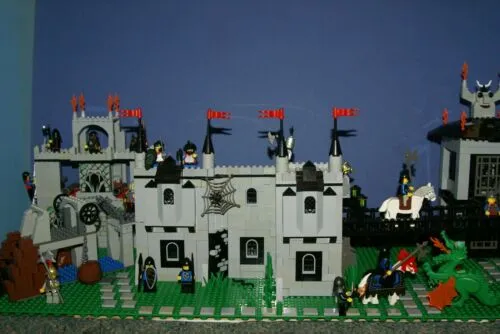 BRAND NEW, HARD TO FIND RARE RETIRED LEGO MINIFIGURE: ROYAL GUARD FROM BUCKINGHAM PALACE WITH TALL HEADDRESS, MUSKET GUN & BLACK BASE (Serie 5) 8805-10, YEAR 2011, 6 PIECES.