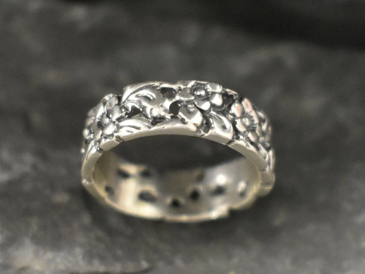 Silver Flower Band - Vintage Flower Ring - Wide Floral Band