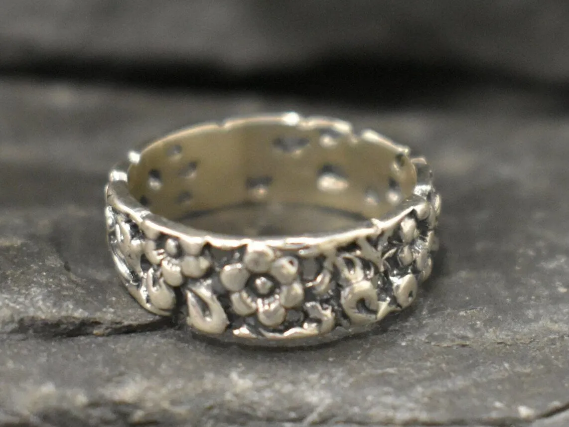 Silver Flower Band - Vintage Flower Ring - Wide Floral Band